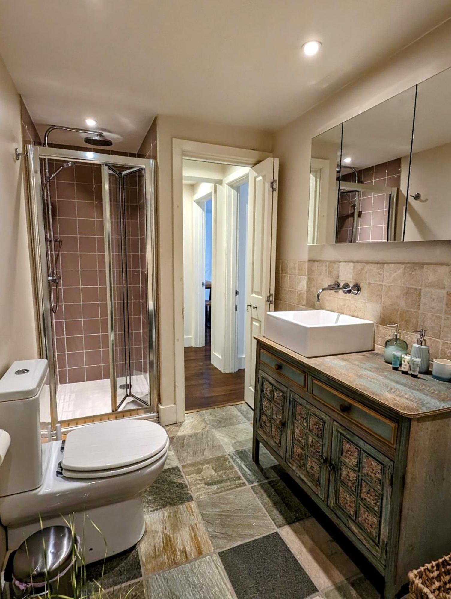 Modern Well Presented Apartment With Garden Лондон Екстер'єр фото